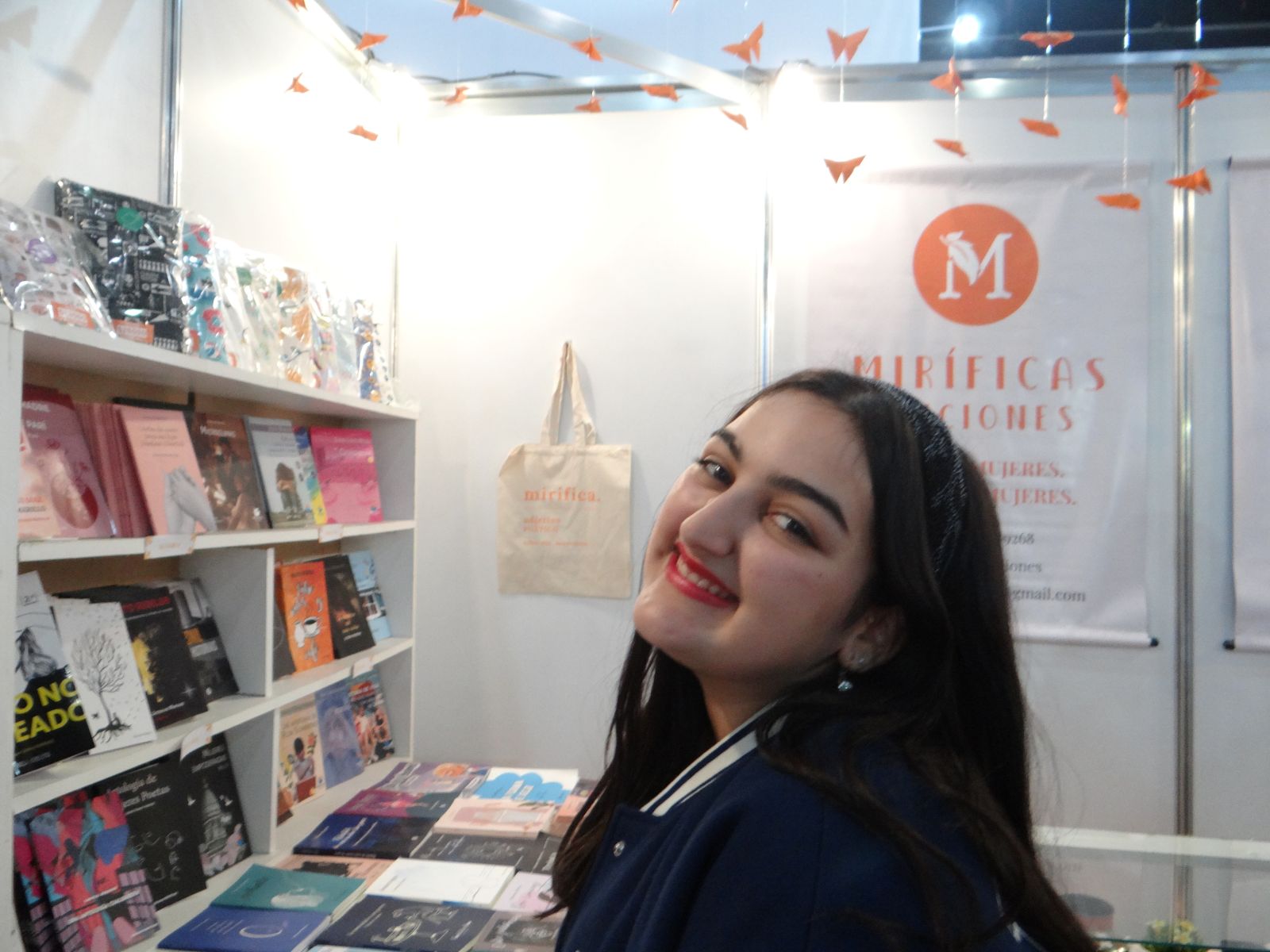 Sol María Forlano en el stand de Miríficas Ediciones, FILBA 2025.