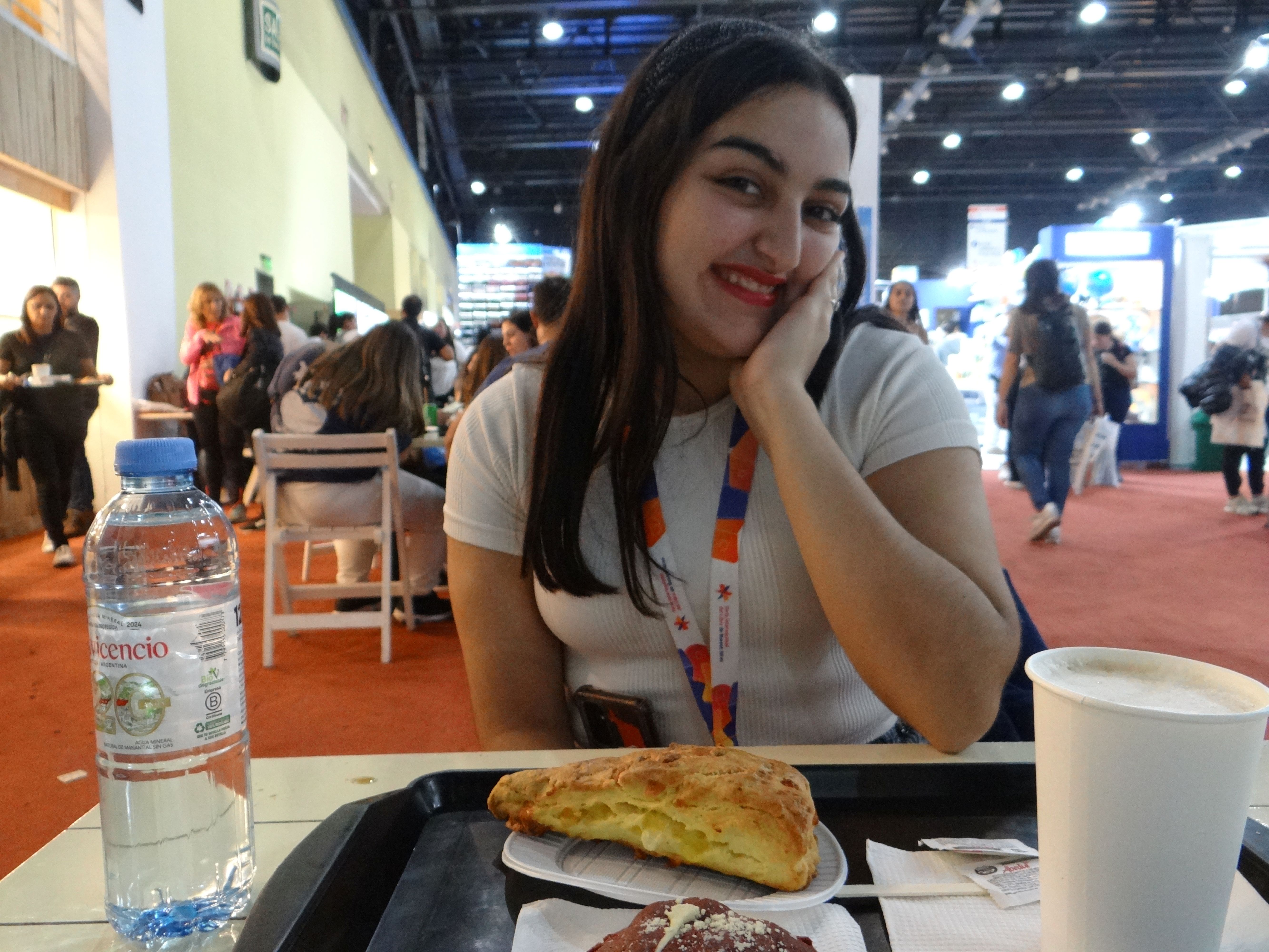 Sol María Forlano merendando en la FILBA